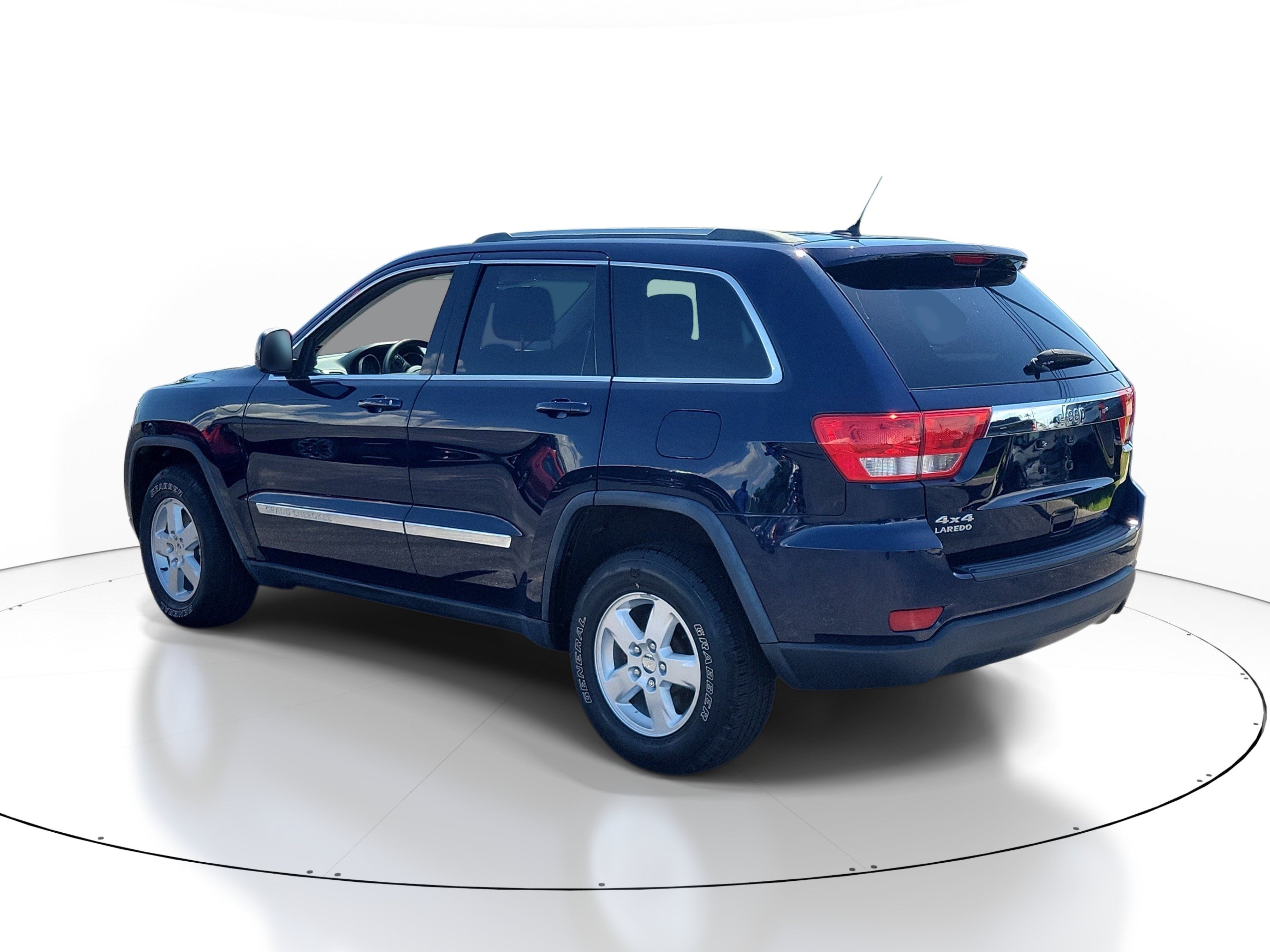 Used 2013 Jeep Grand Cherokee Laredo w/ Laredo E Group AWD/4WD image 4