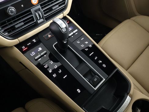 Certified 2026 Porsche Macan AWD/4WD image 18