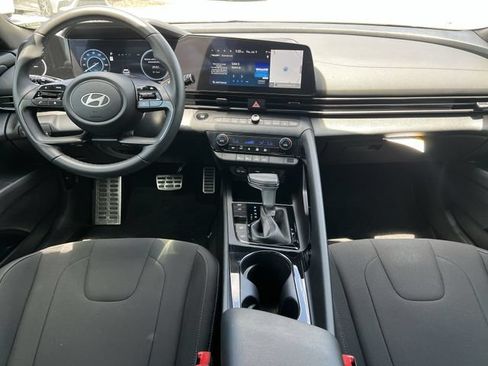 Certified 2025 Hyundai Elantra SEL FWD image 17