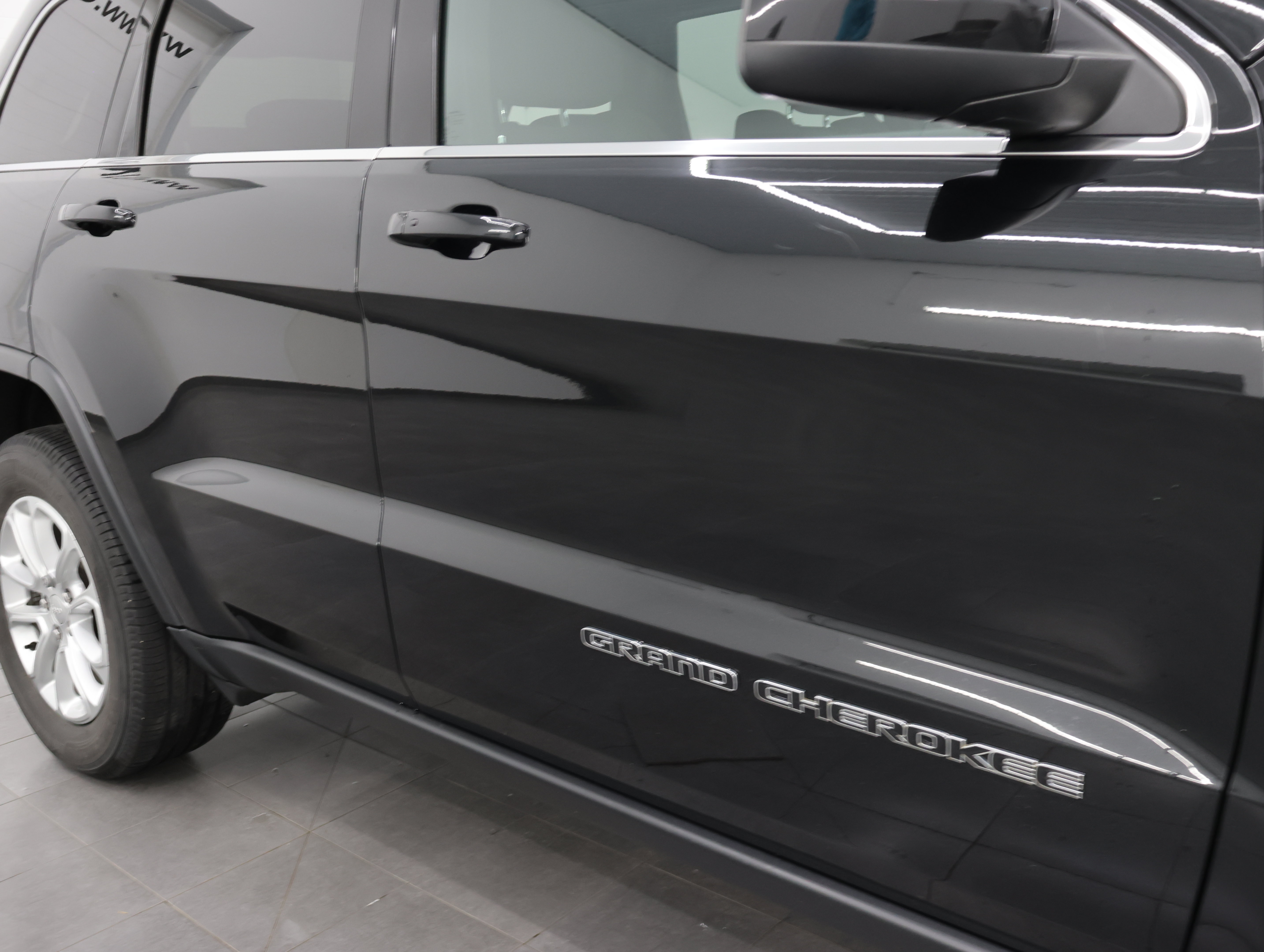 Used 2021 Jeep Grand Cherokee Laredo AWD/4WD image 24