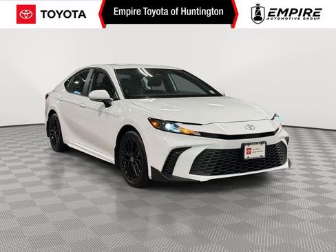 Used 2025 Toyota Camry SE image 1