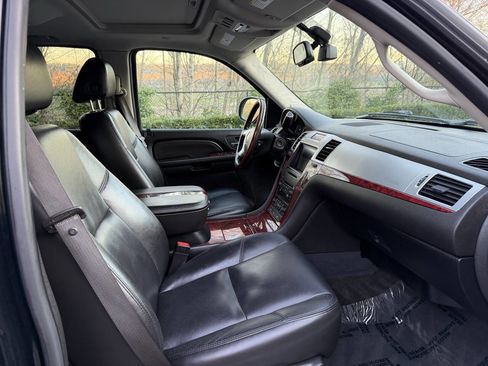 Used 2007 Cadillac Escalade AWD w/ Information Package image 16