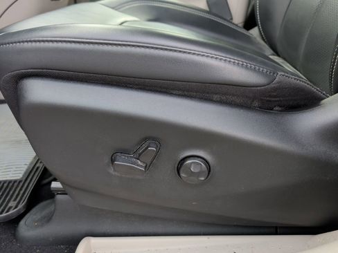 Used 2023 Chrysler Pacifica Touring-L w/ Uconnect Theater Family Group FWD image 13