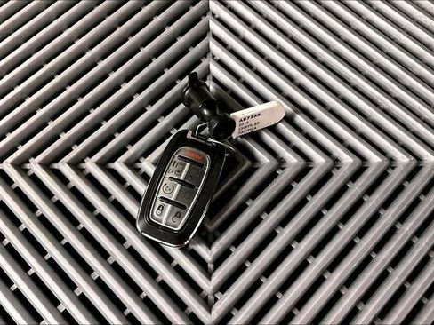 Used 2018 Chrysler Pacifica Limited w/ Advanced Safetytec Group FWD image 11