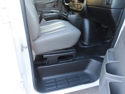 Used 2015 Chevrolet Express 2500 image 18