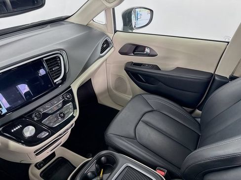 Used 2023 Chrysler Pacifica Touring-L FWD image 23