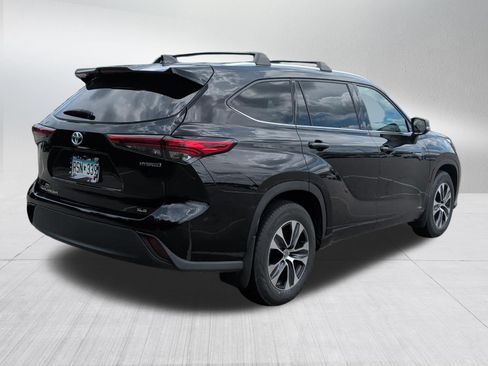 Used 2021 Toyota Highlander XLE AWD/4WD image 6