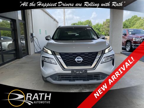 Used 2022 Nissan Rogue SV w/ SV Premium Package FWD image 3