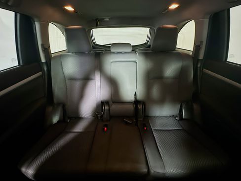 Used 2019 Toyota Highlander LE FWD image 29