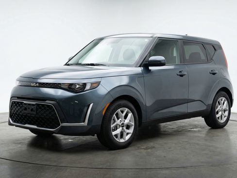 Used 2025 Kia Soul LX w/ LX Technology Package FWD image 3