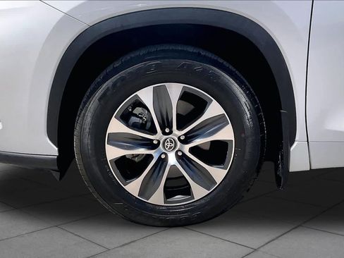 Used 2023 Toyota Highlander XLE FWD image 11