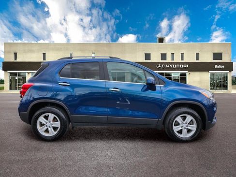 Used 2020 Chevrolet Trax LT w/ LT Convenience Package AWD/4WD image 2