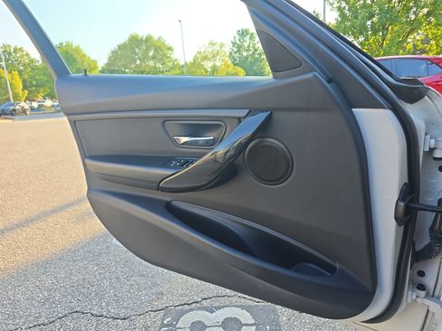 Used 2017 BMW 320i xDrive Sedan AWD/4WD image 24