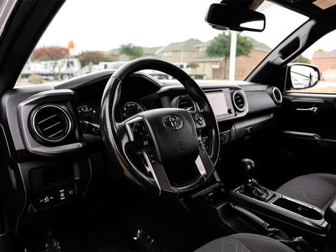 Used 2019 Toyota Tacoma TRD Off-Road image 2
