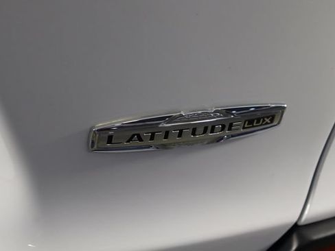 Used 2021 Jeep Cherokee Latitude Lux w/ Comfort/Convenience Group AWD/4WD image 44