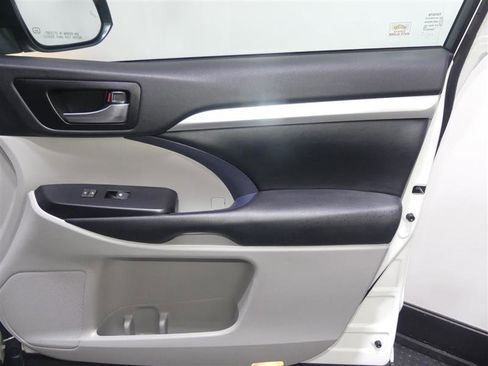 Used 2019 Toyota Highlander XLE image 19