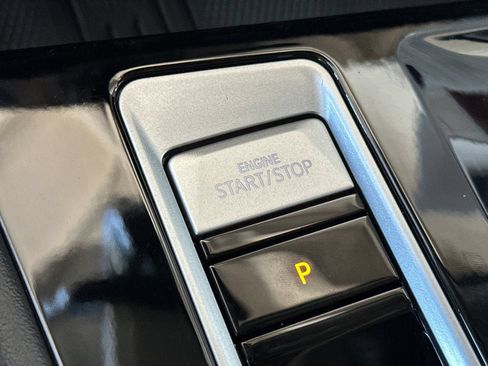 Used 2025 Volkswagen Atlas SE FWD image 23