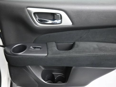 Used 2015 Nissan Pathfinder S image 41
