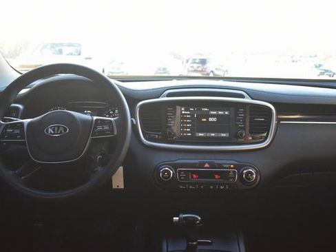 Used 2019 Kia Sorento LX image 32