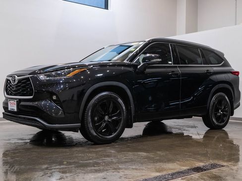 Used 2021 Toyota Highlander XLE AWD/4WD image 3