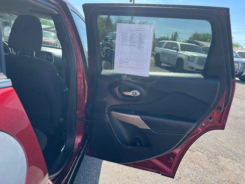 Used 2018 Jeep Cherokee Latitude AWD/4WD image 33
