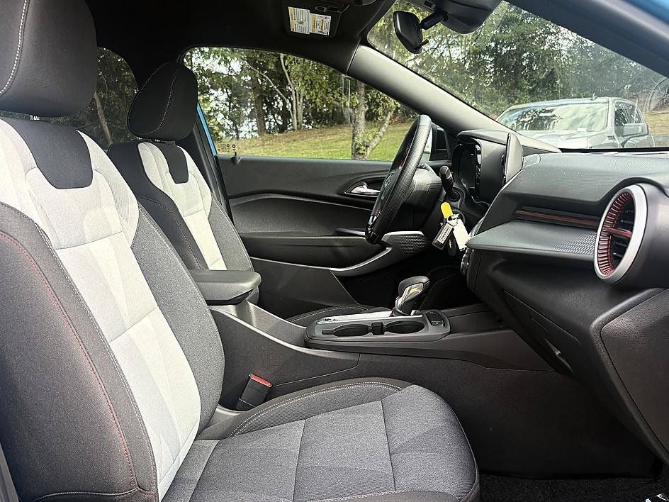 Used 2025 Chevrolet Trax RS FWD image 12