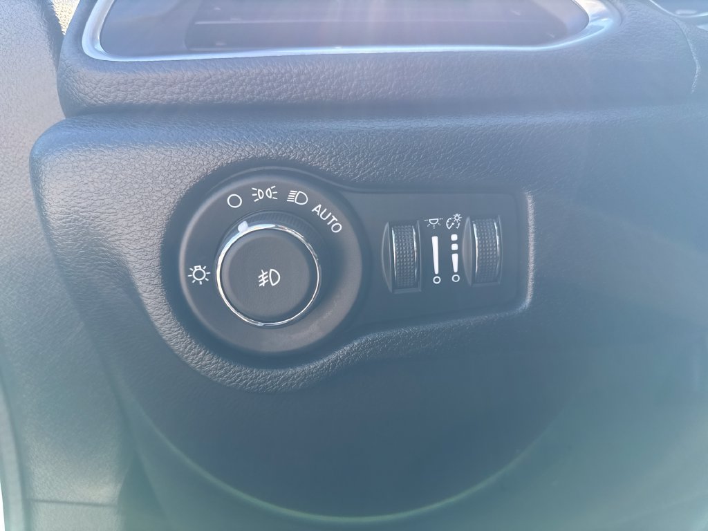 Used 2026 Chrysler Pacifica Limited FWD image 27
