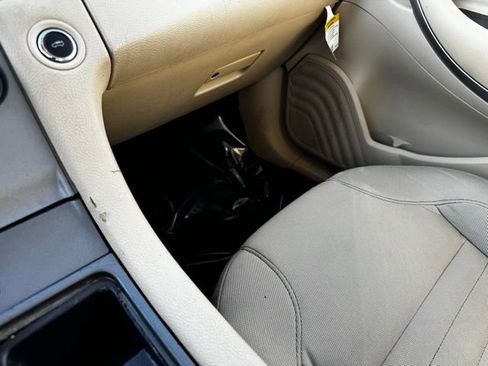 Used 2018 Ford Taurus SE image 16