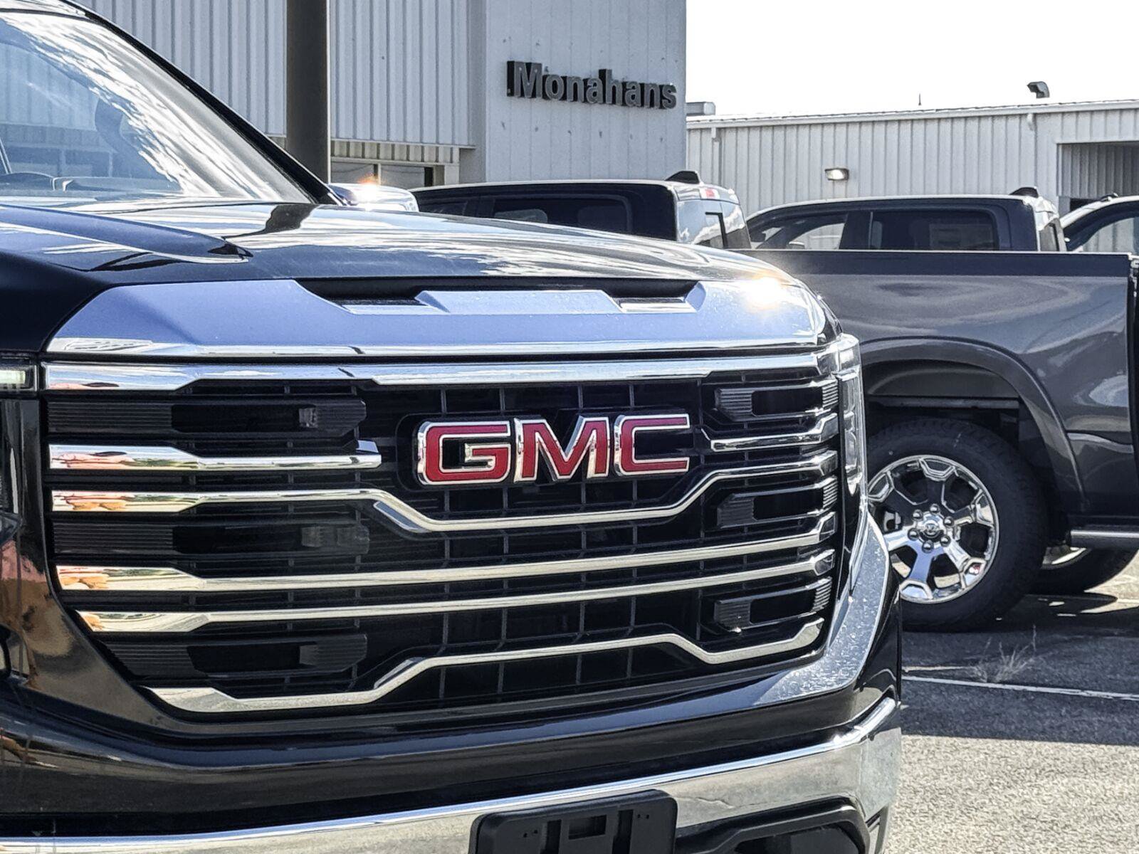 Used 2025 GMC Sierra 1500 SLT AWD/4WD image 6