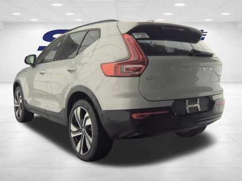 Used 2025 Volvo XC40 B5 Plus image 5