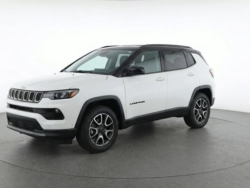 Used 2025 Jeep Compass Trailhawk image 3