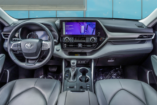 Used 2023 Toyota Highlander XLE FWD image 19
