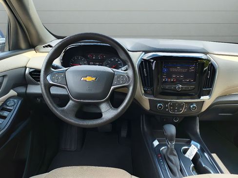 Used 2022 Chevrolet Traverse LS image 21
