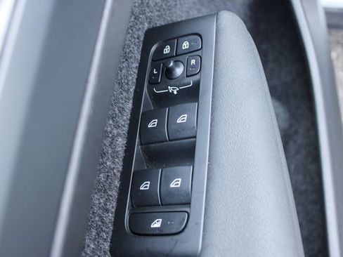 Used 2025 Volvo XC40 B5 Plus image 11