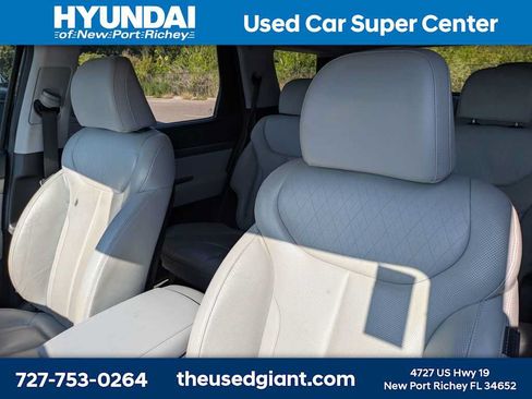 Used 2022 Hyundai Palisade SEL w/ Premium Package FWD image 3