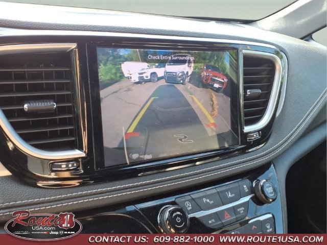 Used 2025 Chrysler Pacifica Limited FWD image 18