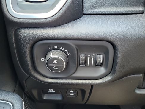 Used 2019 RAM 1500 Laramie AWD/4WD image 23