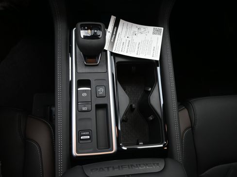New 2026 Nissan Pathfinder Platinum FWD image 18