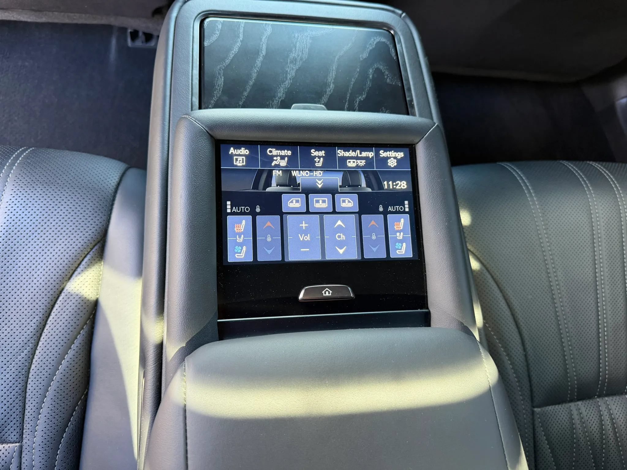 Used 2023 Lexus LS 500h AWD w/ Luxury Package image 29