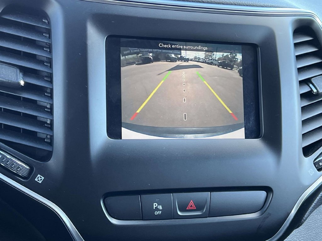 Used 2019 Jeep Cherokee Latitude Plus w/ Comfort/Convenience Group AWD/4WD image 27