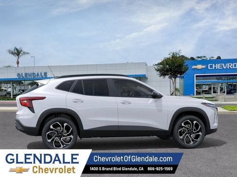 New 2026 Chevrolet Trax RS w/ Sunroof Package FWD image 5