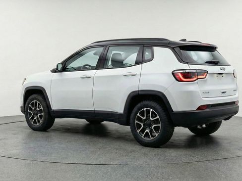 Used 2025 Jeep Compass Trailhawk AWD/4WD image 5