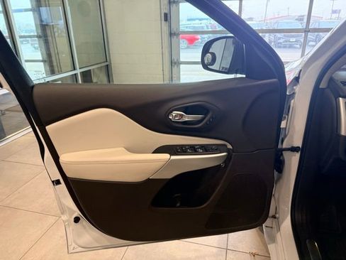 Used 2018 Jeep Cherokee Overland w/ Technology Group image 13