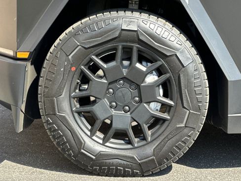 Used 2024 Tesla Cybertruck AWD Crew Cab image 26