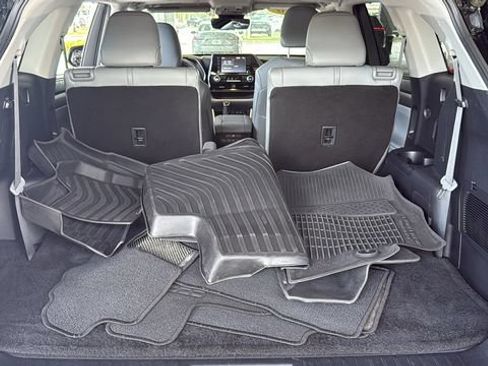 Certified 2021 Toyota Highlander XLE FWD image 9