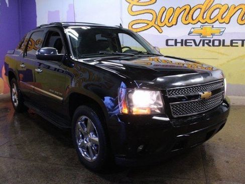 Used 2013 Chevrolet Avalanche LTZ image 3
