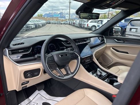 Used 2023 Jeep Grand Cherokee Limited w/ Luxury Tech Group II AWD/4WD image 10
