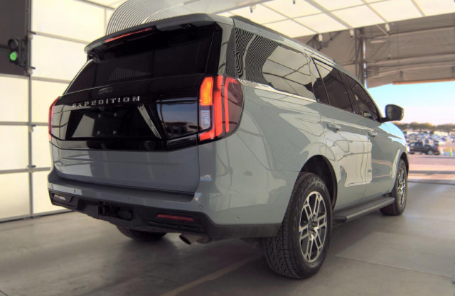 Used 2025 Ford Expedition Active AWD/4WD image 5