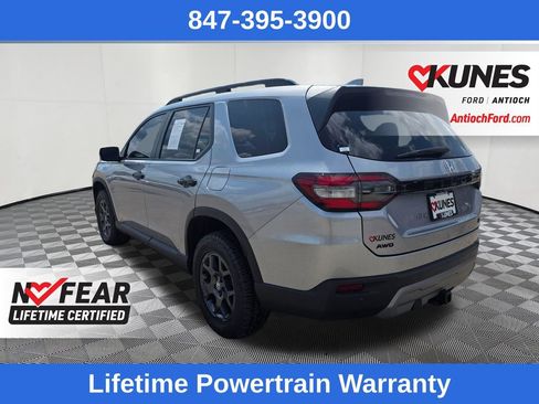 Used 2025 Honda Pilot TrailSport image 5