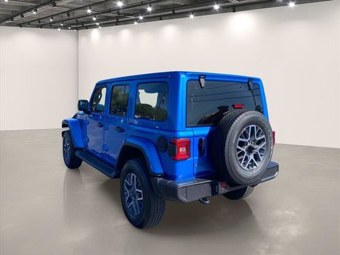 Used 2025 Jeep Wrangler Unlimited Sahara AWD/4WD image 5